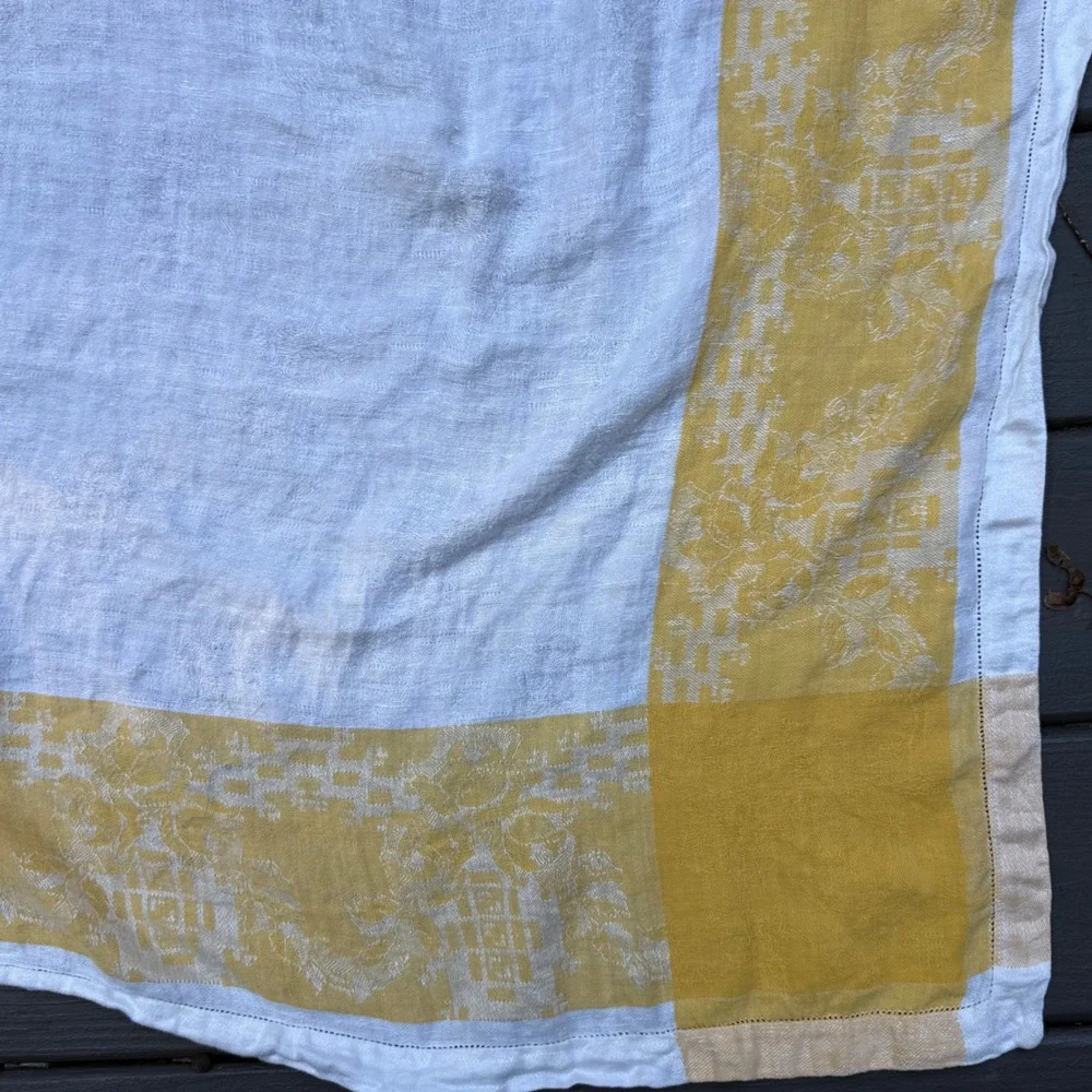9.a.37 Vintage Yellow White Damask Tablecloth 49x62 Floral Jacquard Hemstitched